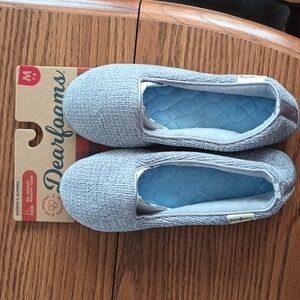 Gray dearfoam slippers, size MED (7-8)